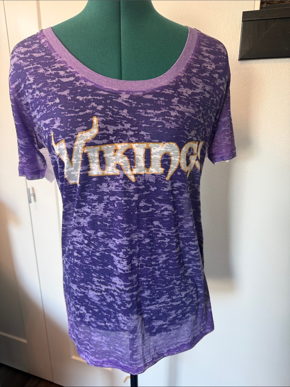 Touch by Alyssa Milano Purple Vikings Scoop Neck Short Sleeve Tee